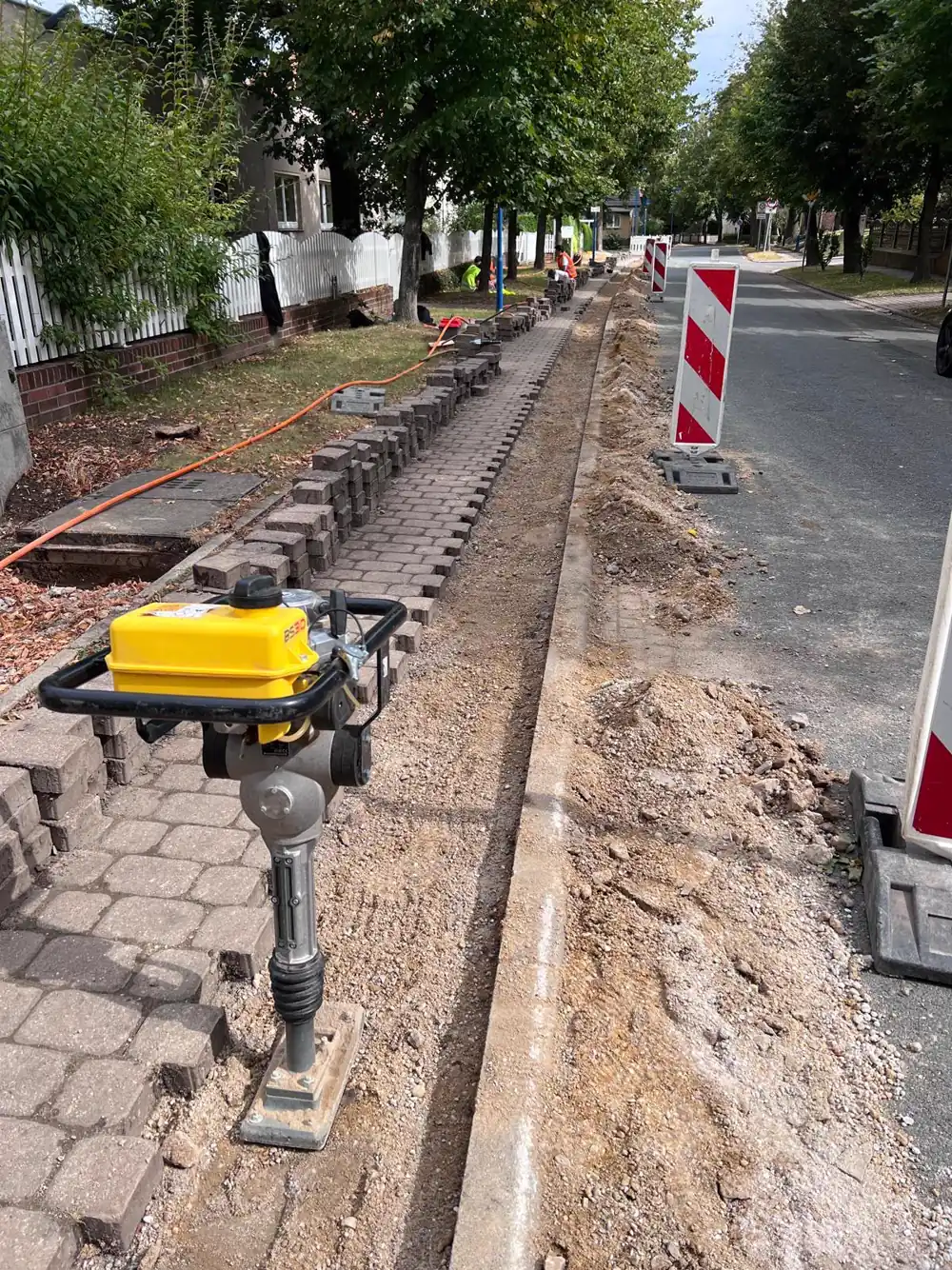Kabelschutzrohr im offenen Graben